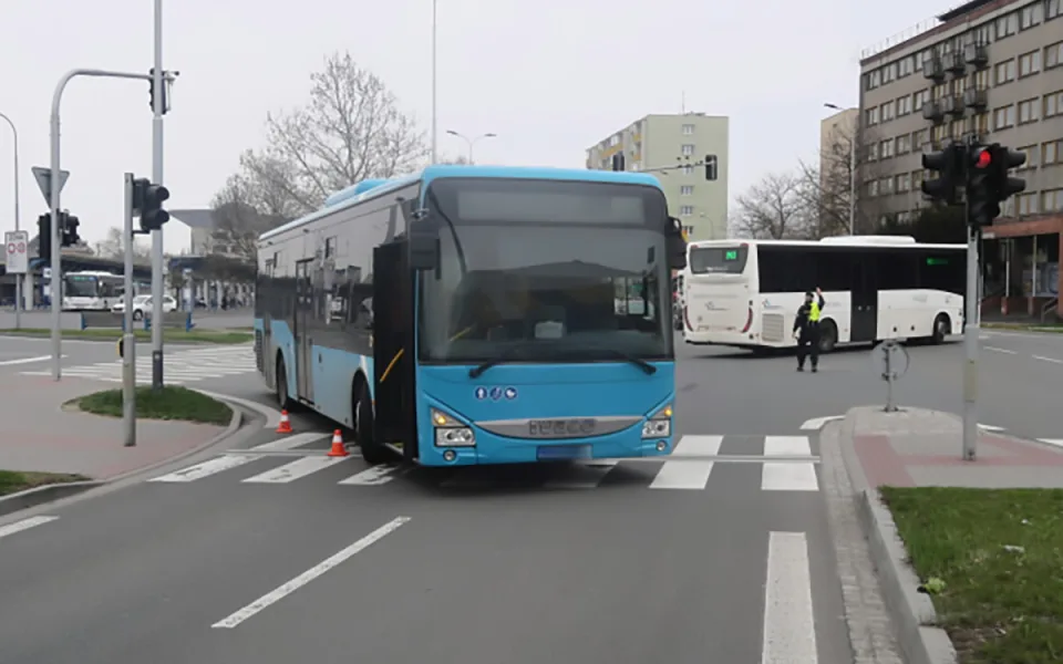 Řidička autobusu srazila na přechodu v Přerově seniora. Muž utrpěl vážné zranění