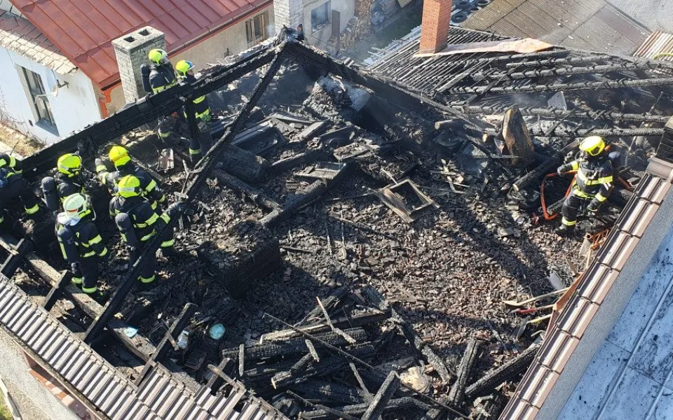 Hasiči zasahují u požáru střechy v Týně nad Bečvou. Došlo ke zranění