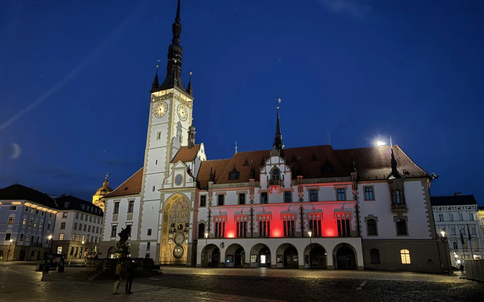 Radnice v Olomouci bude nasvícená červeně u příležitosti Světového dne hemofilie