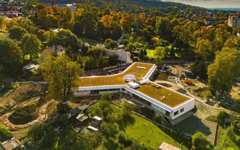 FOTOGALERIE: Stavbou roku se staly dům pod lesem nebo domov pro seniory ze Šternberku