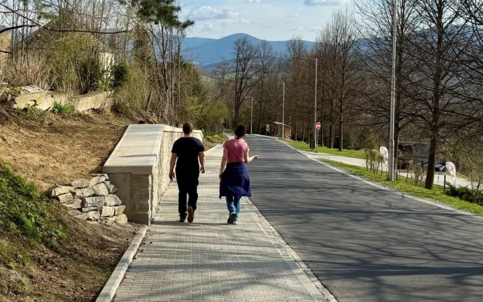 Do lázní v Jeseníku bezpečně. Město dokončilo nových moderní chodník
