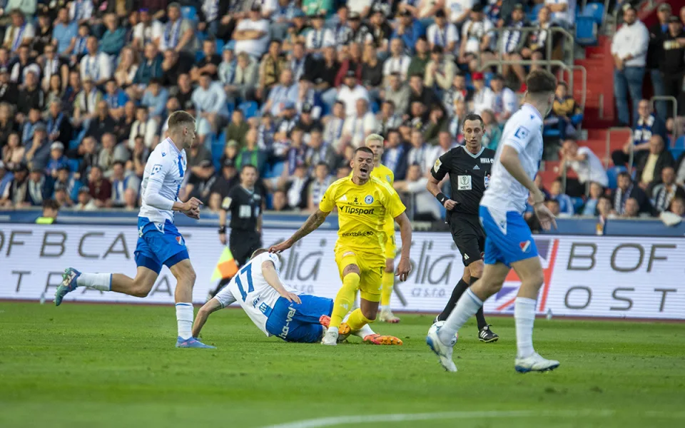 Jan Kliment padá po faulu Michala Frydrycha z Baníku Ostrava