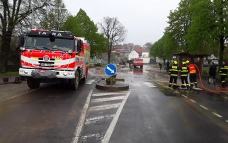 VIDEO: Kroupy a bahno splavené do domů. Silné bouřky zasáhly Hranicko