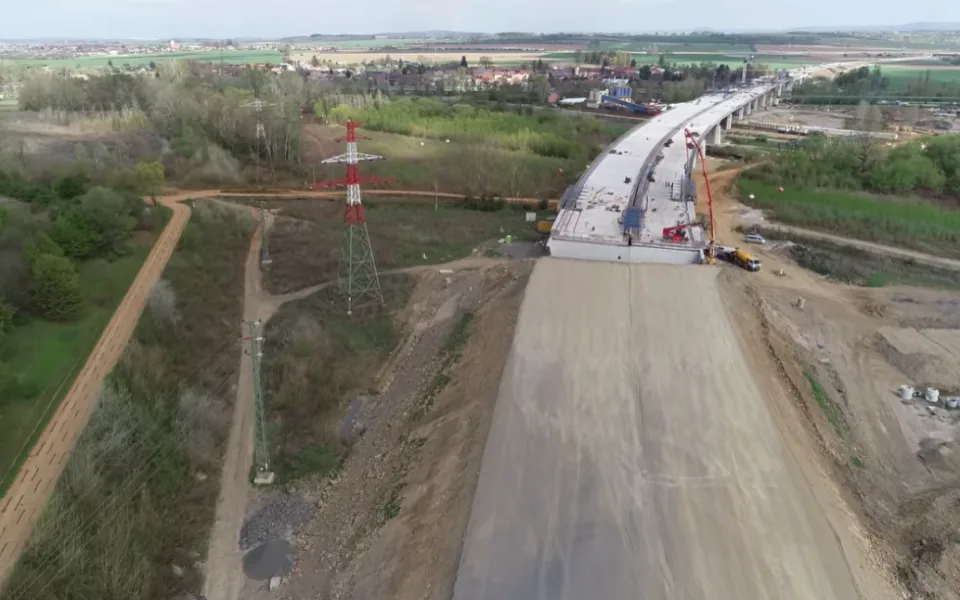 VIDEO: Estakáda u Přerova je ze dvou třetin hotová, D1 se otevře před Vánocemi