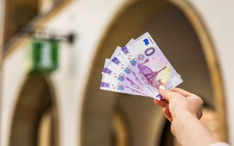 Výročí zapsání Sloupu Nejsvětější Trojice na seznam UNESCO připomene eurobankovka