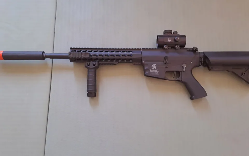 Strážnici v Prostějově zajistili u mladíka airsoftovou zbraň
