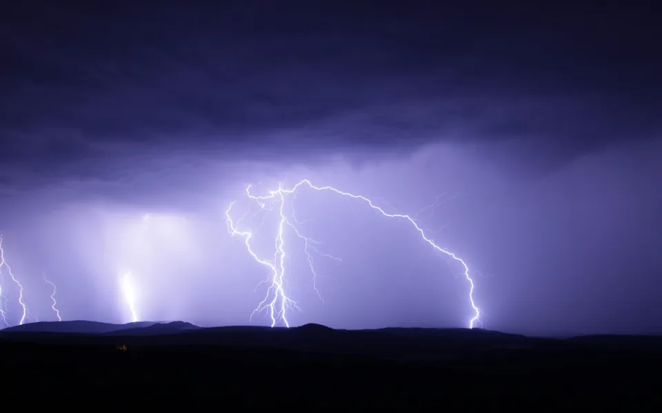 Meteorologové varují před bouřkami. Objevit by se měly odpoledne