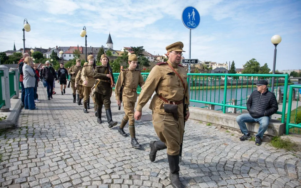 Vojenská kolona i bojové akce u řeky Bečvy. Přerov slavil Den vítězství