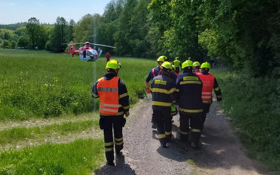 Tvrdý pád ze žebříku. Zraněného chataře na Olomoucku nesli hasiči stovky metrů do vrtulníku