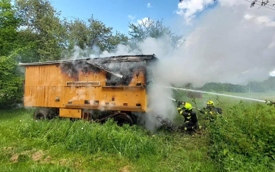 Včelín na Prostějovsku pohltily plameny. Došlo i k explozi tlakové lahve