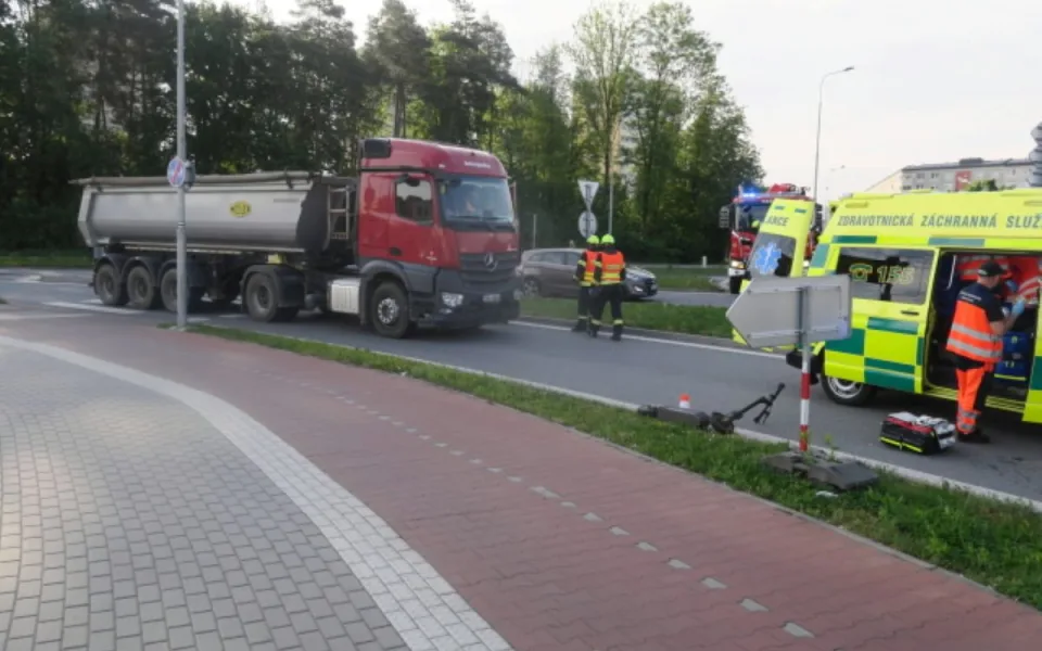 Kamion srazil v Přerově ženu na elektrokoloběžce, letěl pro ni vrtulník. Policie hledá svědky
