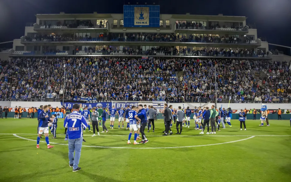 Vytoužená trofej a evropské soutěže. Fotbalová Sigma slavila až do rána, nechyběla jízda na traktoru