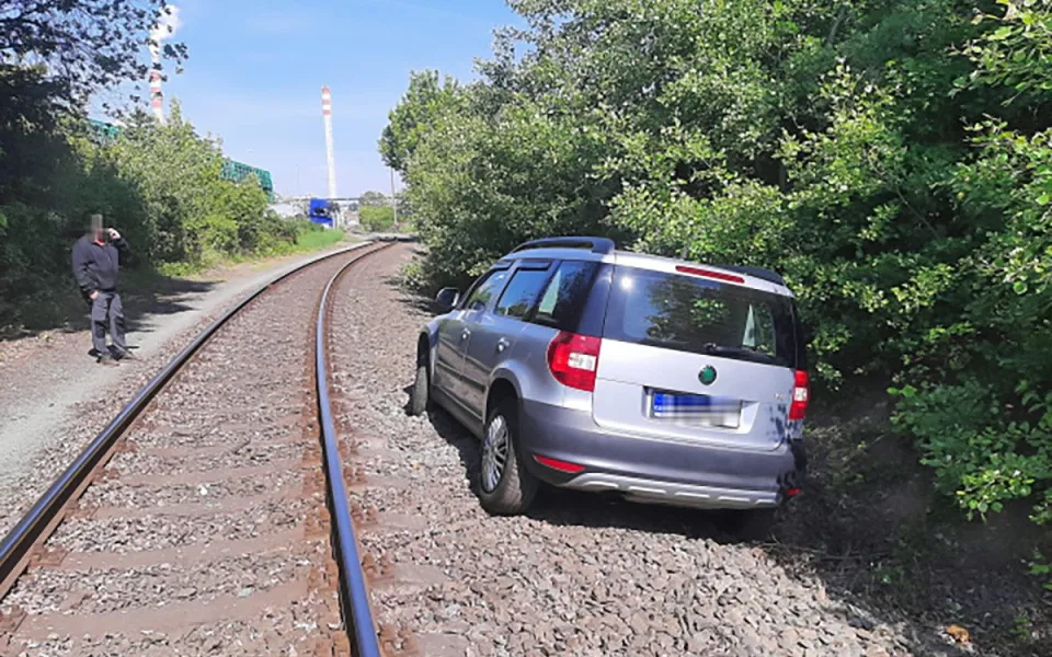 Hasiči v Přerově tahali auto ze železnice. Senior chtěl vyzrát na kolony ve městě