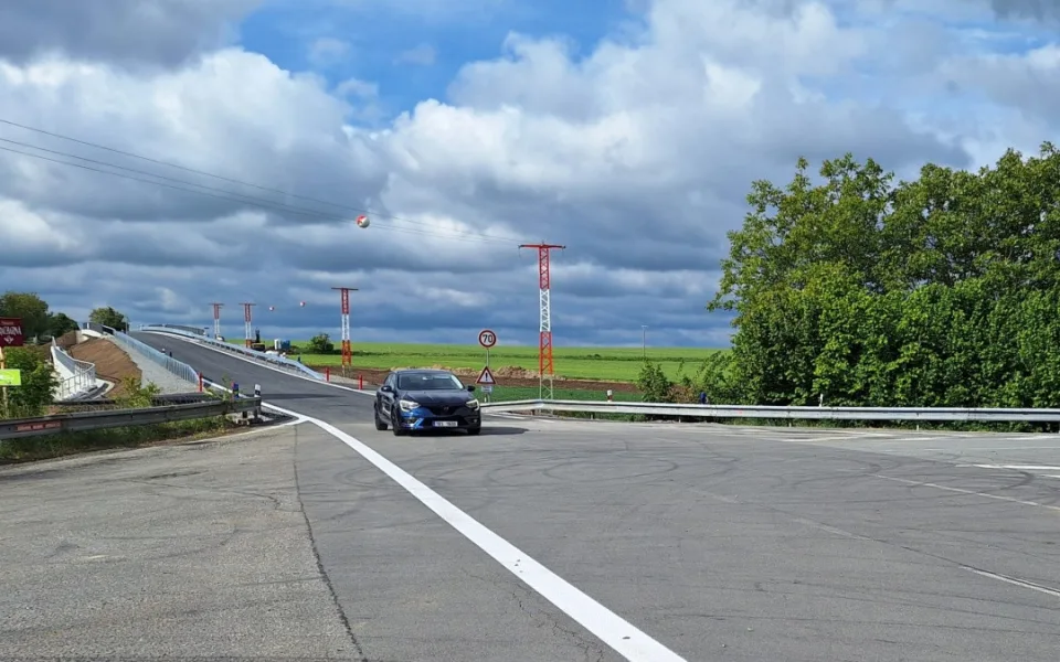 Silnice k Topolanům se otevírá. U Olomouce je hotový most nad budoucí dálnicí