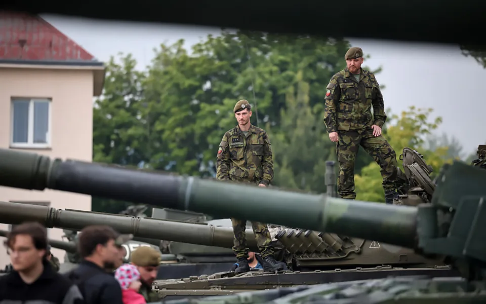 Tankový prapor Přáslavice slaví 30 let. Výročí připomíná i akční a dojemný klip