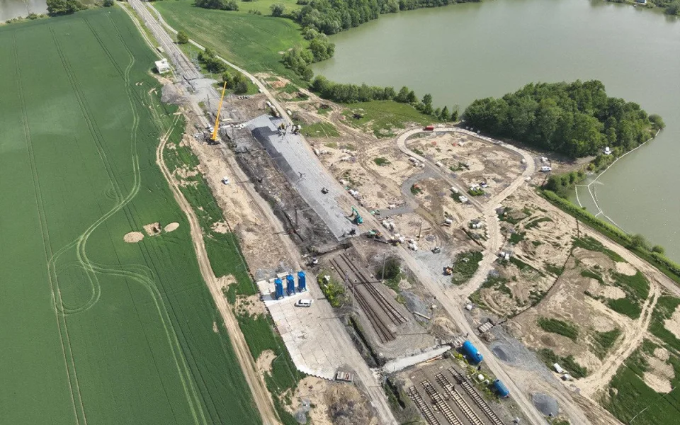 Obnova železnice v místě havárie cisteren s benzenem u Hustopečí nad Bečvou