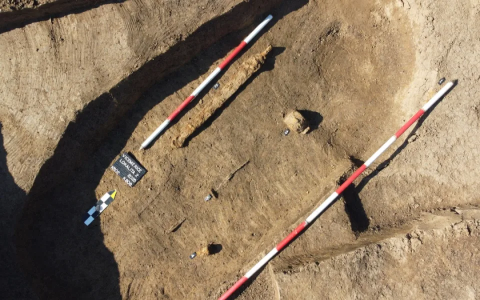 Objev na Prostějovsku. Archeologové odkryli hrob keltského bojovníka s mečem, kopím a štítem