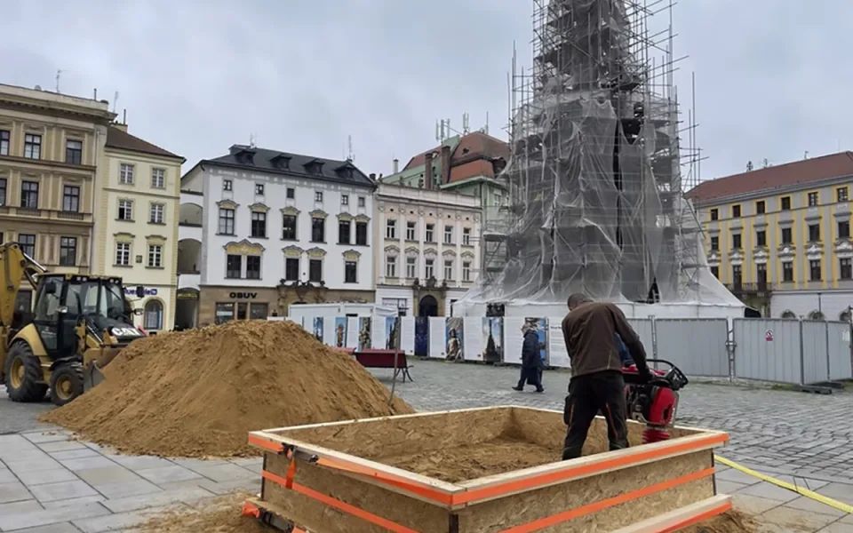 Nejsvětější Trojice z písku: v centru Olomouce vzniká sousoší z vrcholu ikonické památky
