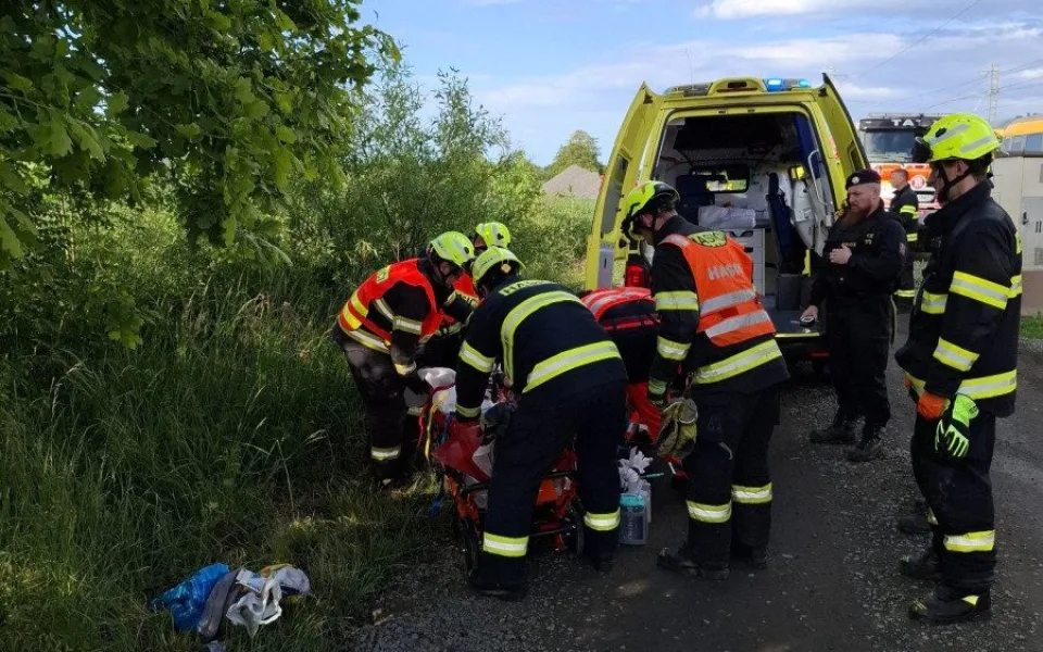 Na Přerovsku vlak srazil člověka. Zraněného vyprostili hasiči, letěl pro něho vrtulník