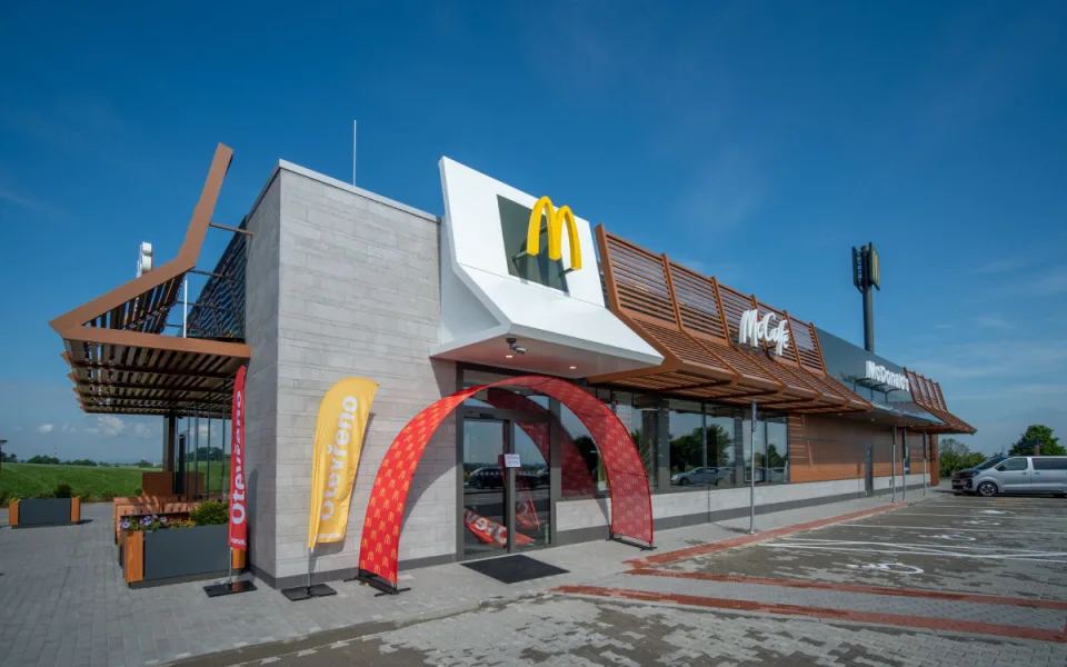 Jubilejní 130. restaurace McDonald's u Mořic je komfortní zastávkou na D1