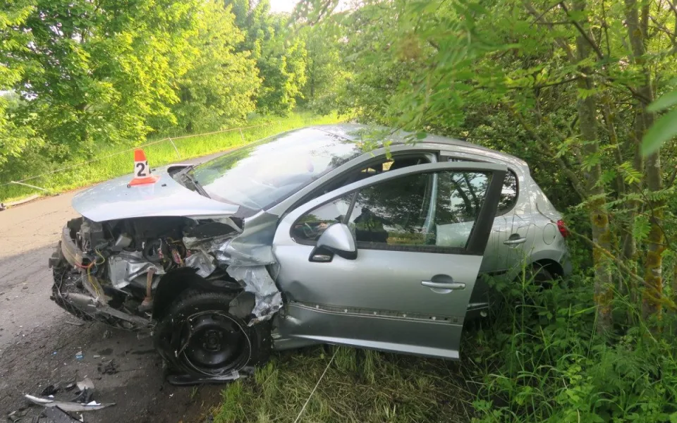 Osmnáctiletá řidička nezvládla na Šumpersku zatáčku a smetla protější auto. Je zraněná