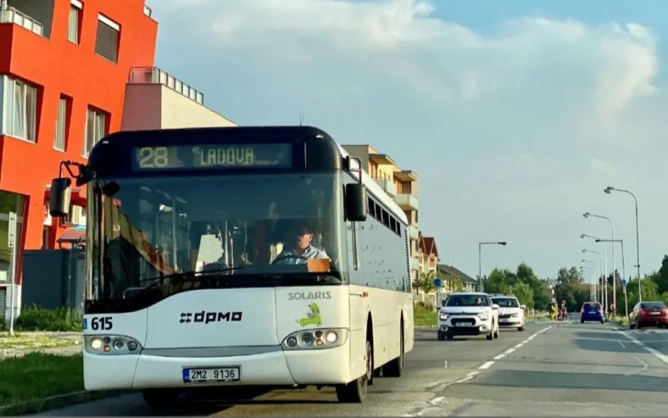 Pozor ve Schweitzerově. Začínají tříměsíční opravy, změny jsou také v provozu MHD