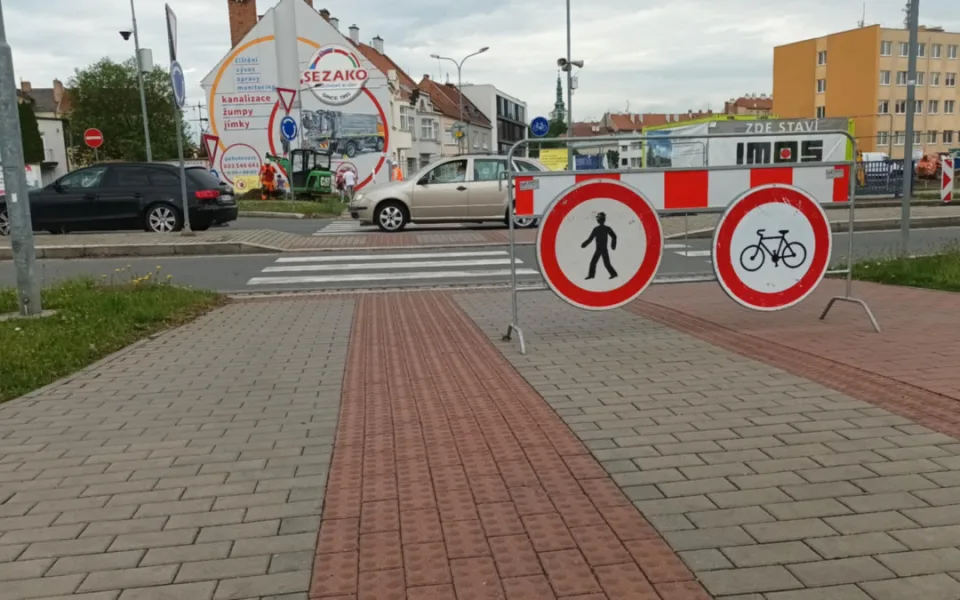 FOTOGALERIE: Neprůjezdný Prostějov. Kvůli stavbě parkovacího domu radnice uzavřela část městského okruhu