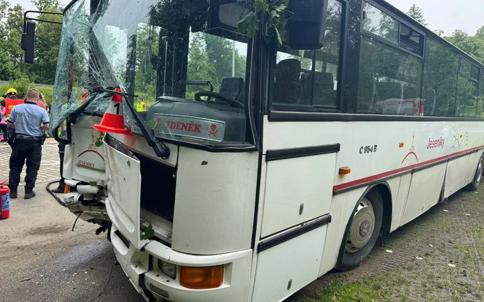 Ve Zlatých Horách havaroval autobus, desítky dětí utrpěly zranění