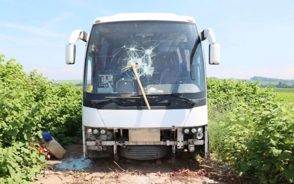 Vandal řádil u Lutína, krumpáčem poničil tři odstavené autobusy