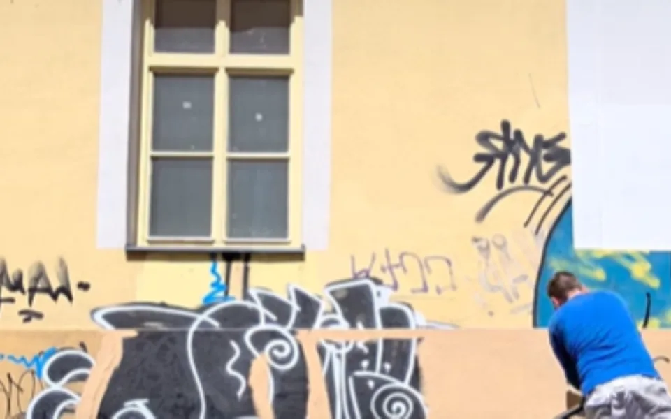 VIDEO: Čmáranice sprejerů jsou pryč. Historický dům v Olomouci prokoukl, muž za to sklízí uznání