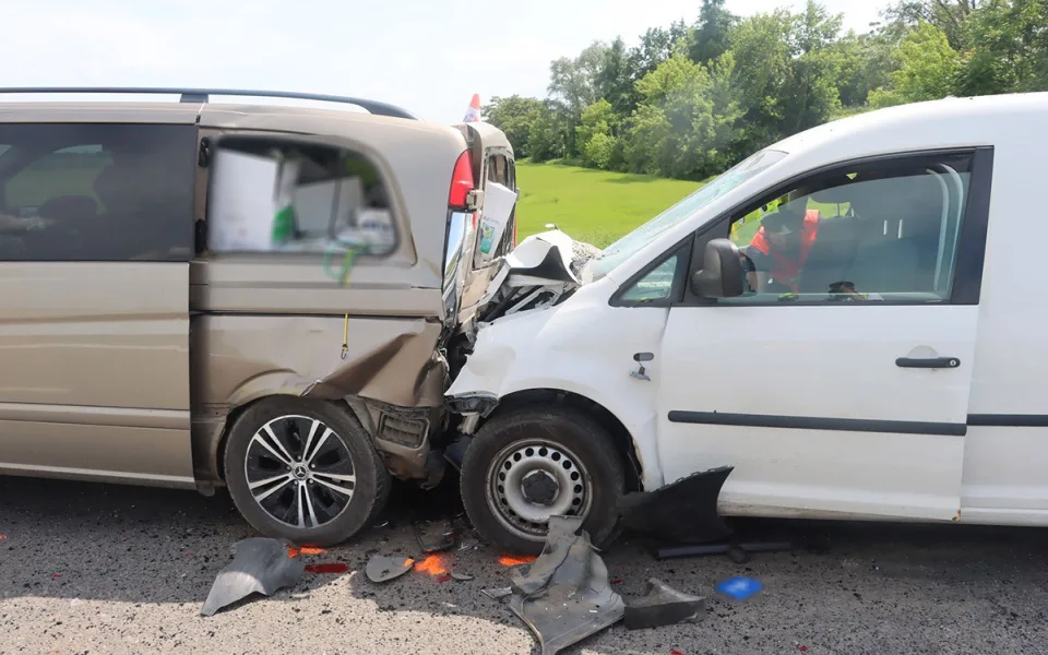 Tragická nehoda u Velké Bystřice: starší řidič v nemocnici podlehl vážným zraněním