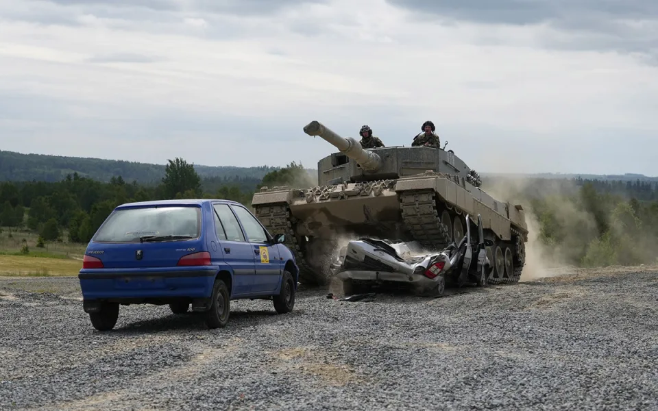 Auto na placku. Vojáci z Přáslavic ukázali přejíždění vraků tankem Leopard