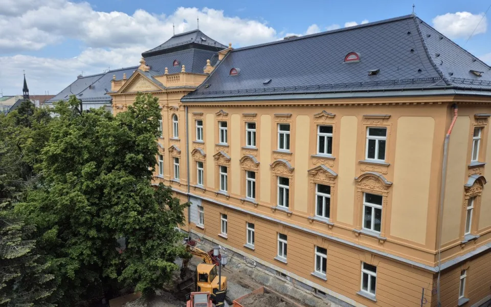 Arcibiskupská kurie je opravená. Má i nabíječky pro elektroauta