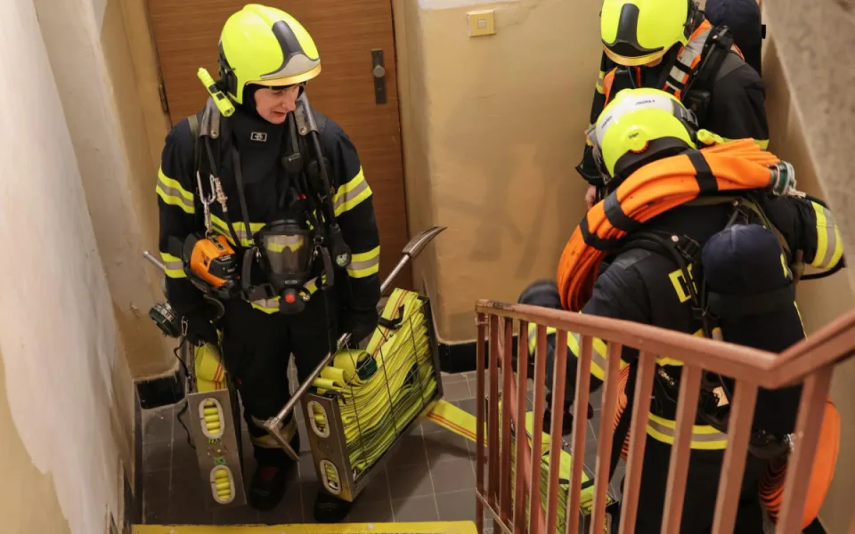 VIDEO: Jak se hasí ve výškových budovách? Pomáhá i šlauchpaket