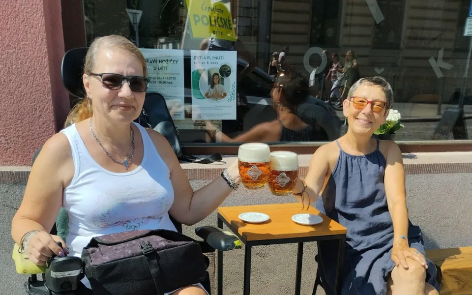 Jako starší sestra. Dobrovolnice z Maltézské pomoci věnuje svůj čas handicapované ženě