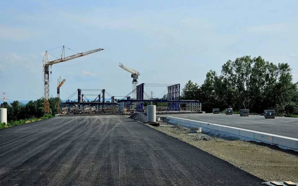 VIDEO: Stavba D1 okolo Přerova jde do finále. Dálnici začal pokrývat beton a asfalt