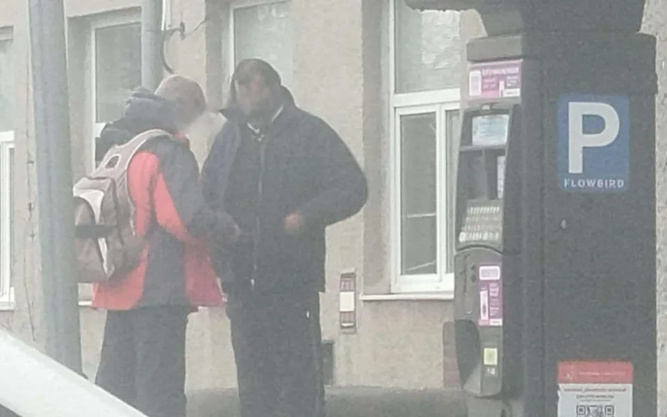 Výtržník, který terorizuje Hranice, je zpět, v léčebně vydržel jen pár dní. Incidenty hlaste policii, vyzývá město