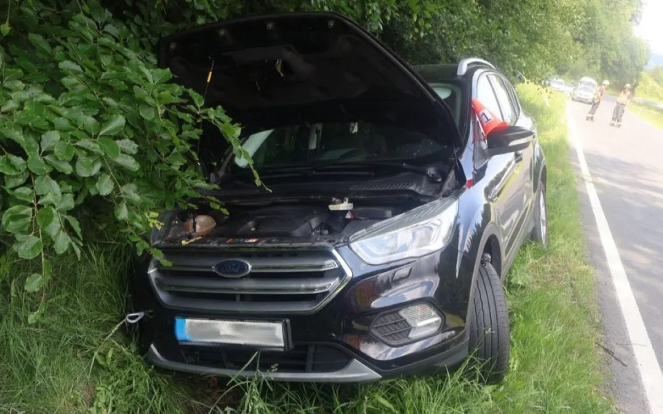Senior byl na mol. Na Jesenicku nezvládl automobil a skončil v příkopu