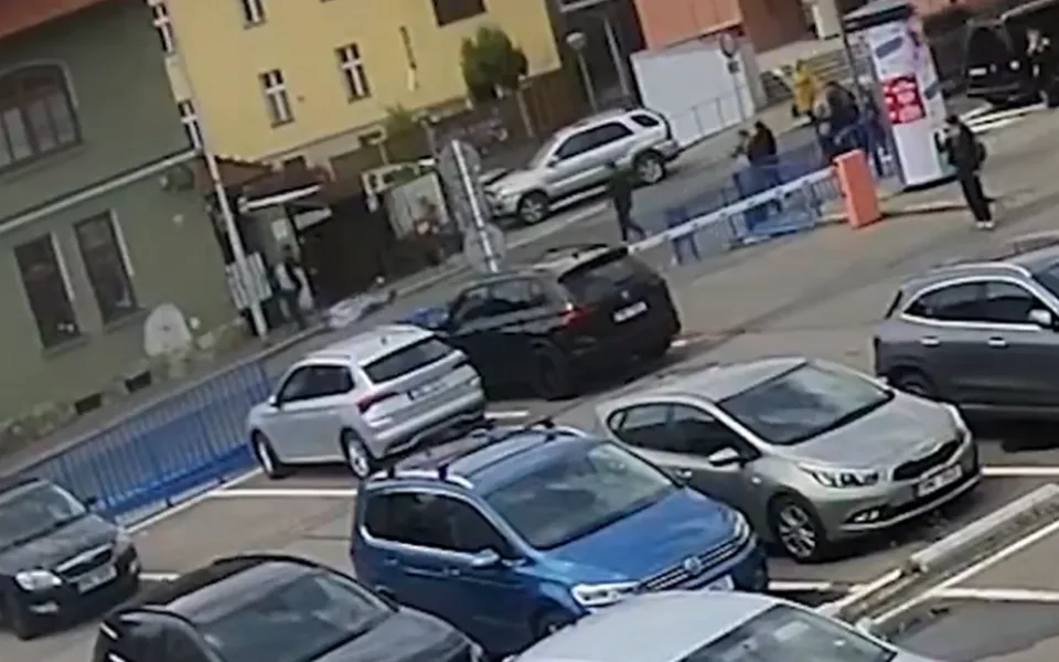 Muž chtěl v Šumperku zavraždit své dvojče, kvůli majetku. Srazil ho autem a mlátil golfovou holí