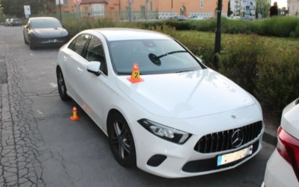 Opilý starší cyklista v Prostějově poškodil mercedes. Jela s ním i holčička, policie hledá svědky