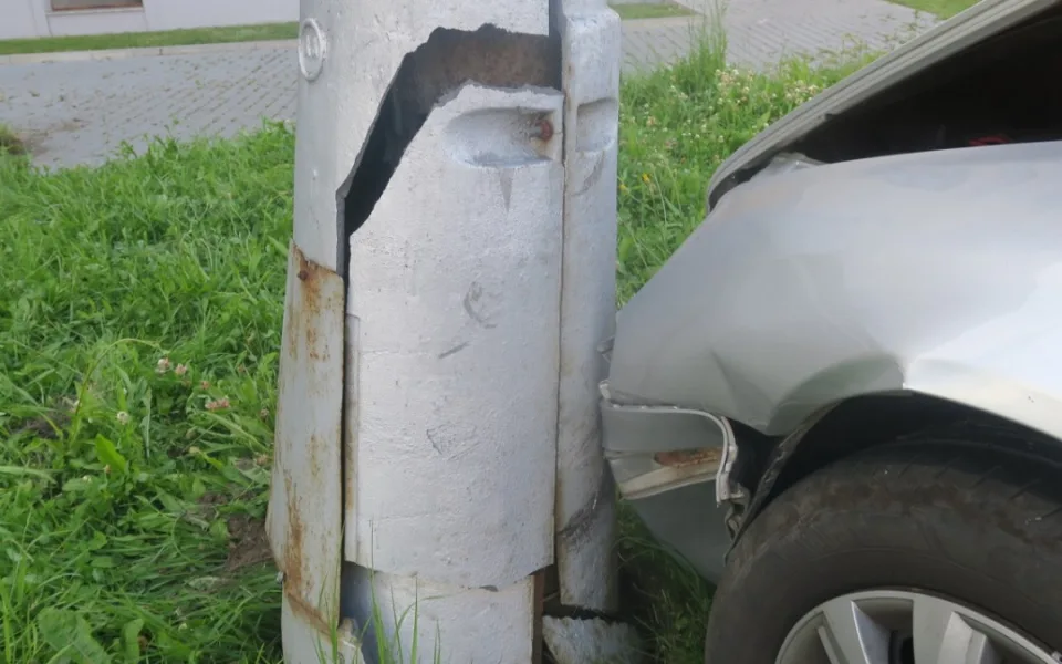 Řidič se dvěma promile boural v Hranicích a nemohl se dostat z auta. Pomohl svědek