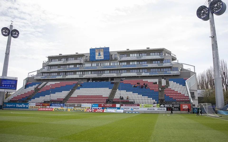 Jižní tribuna Androva stadionu s bannerem Sigma