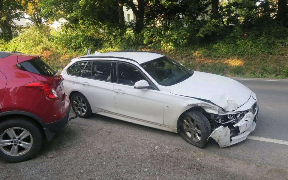 Řidička v Šumperku nabourala dvě auta, ohrozil ji jiný vůz. Zranila se i chodkyně