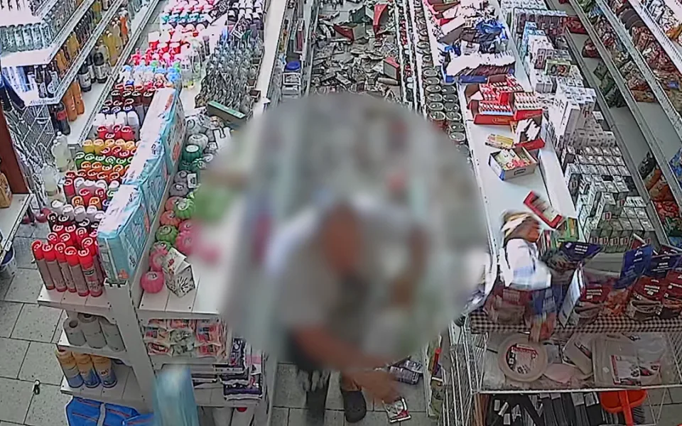 Rozdal náklad minerálek a pak demoloval obchod. Ničitele na Olomoucku zpacifikovali až policisté