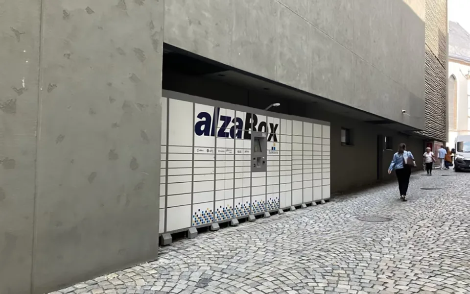 Výdejní box zakomponovaný do výklenku budovy