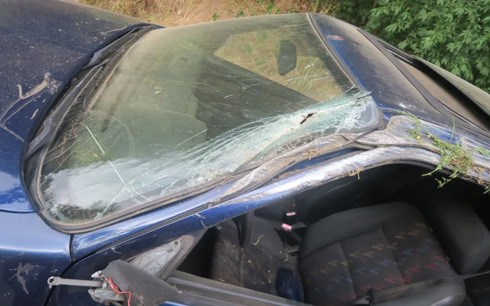 Mladík na Šumpersku otočil auto přes střechu. Prudce brzdil u neočekávané situace