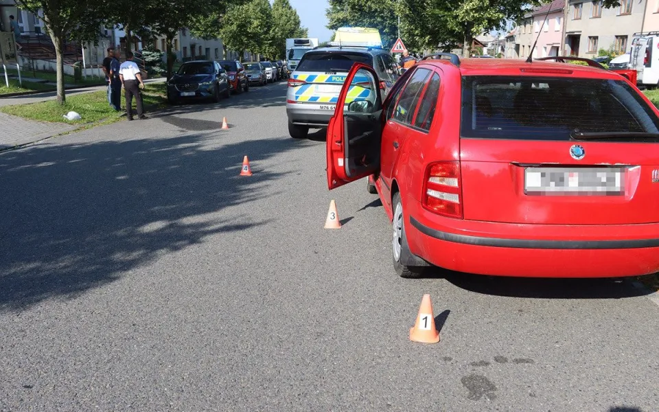 Policie vyšetřuje nehodu se zraněním cyklistky v Přáslavicích, o pomoc žádá svědky