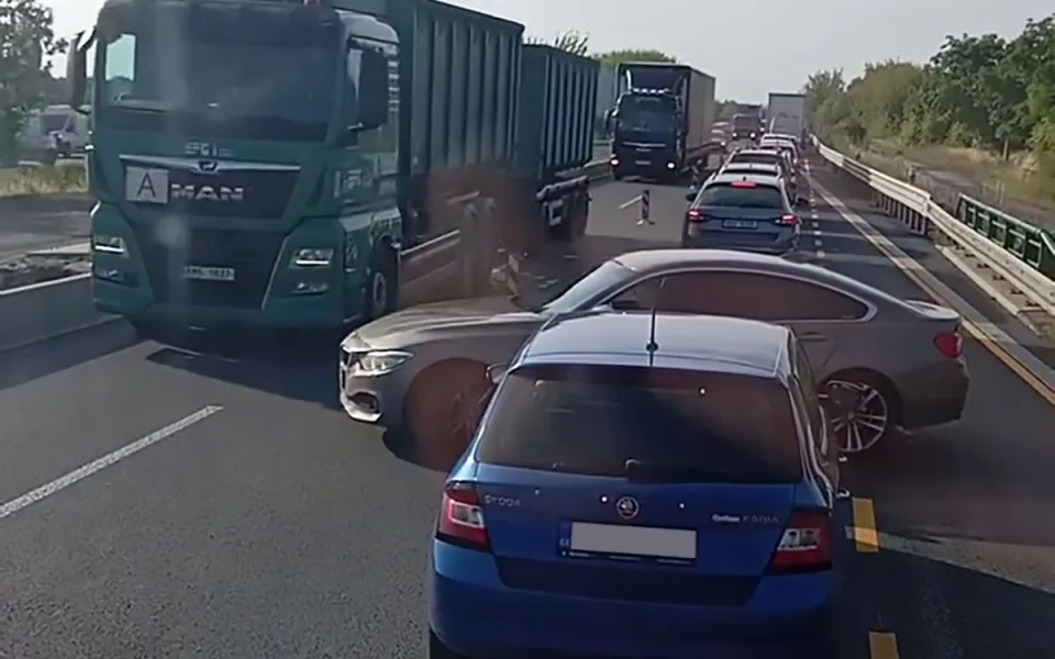 Hazard na D35. Řidič BMW se v koloně u Olomouce otočil do protisměru