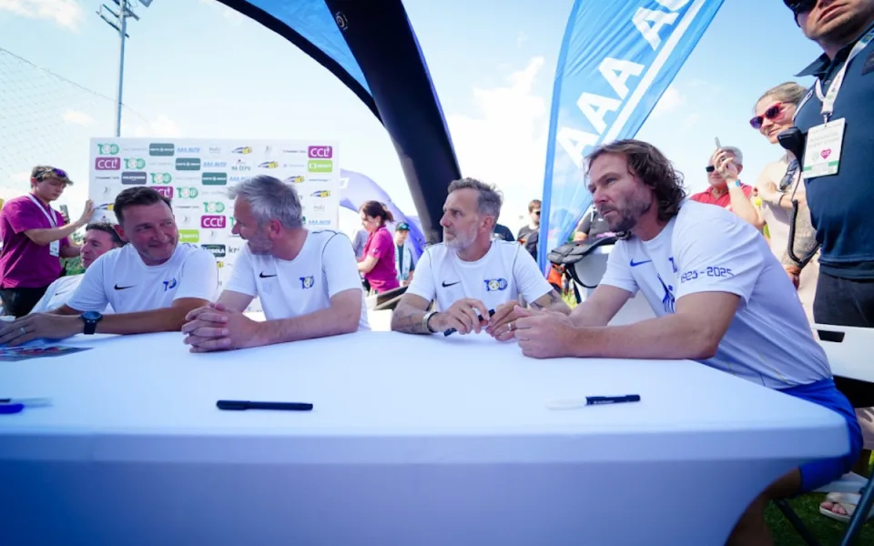 Pavel Nedvěd na exhibici v Dolních Chabrech.