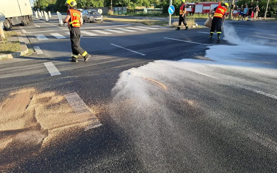 Dva kilometry silnice pokryté olejem a nehoda motorky. Hasiči v Olomouci řešili únik látky z cisterny